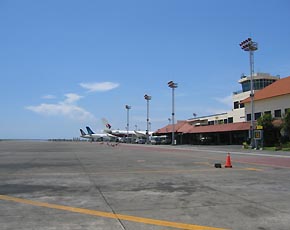 かつら工場訪問記
インドネシア空港