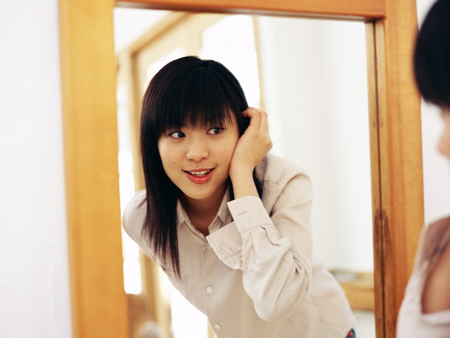 髪型チェックする女性モデル