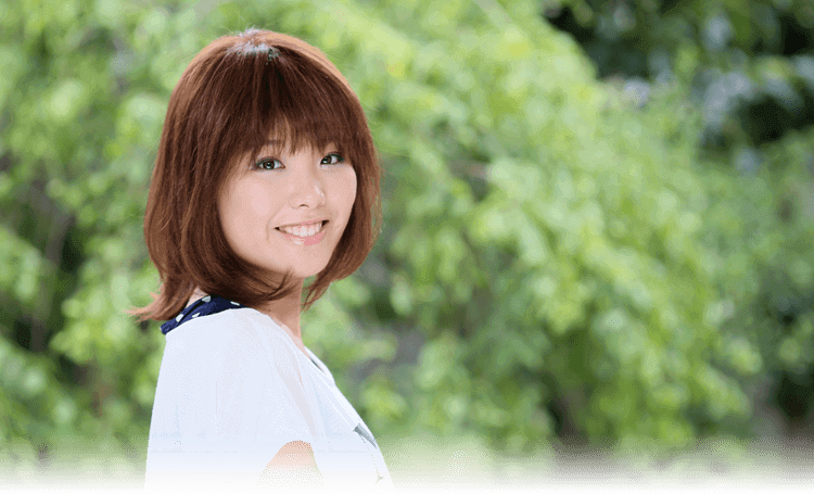 人毛100%で風になびく自然な髪