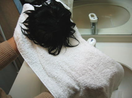 かつら洗髪後タオルドライ